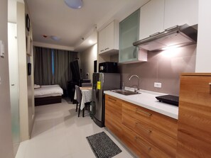 ثلاجة، ميكروويف، موقد طهي مسطح، غلّاية كهربائية