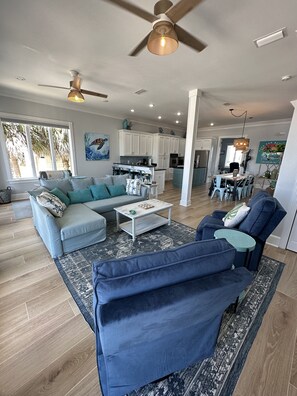 Smart TV - PRIVATE POOL!  350' to the sand!  NEWLY RENOVATED!  4 BR  4 BA.  North Cape (Port St. Joe)