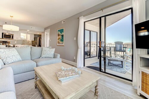 Upscale Condo Ocean Views, Pool, STEPS to Beach, Restaurants, Shops