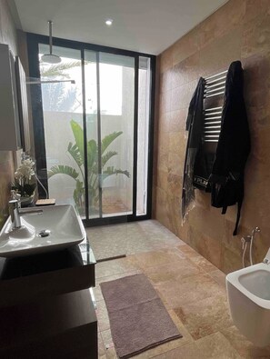 Douche, serviettes fournies, papier de toilette