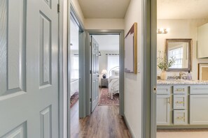 3 bedrooms, iron/ironing board, travel cot, WiFi - The Retreat - Northwest (Oklahoma City)