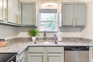 Fridge, microwave, oven, stovetop - The Retreat - Northwest (Oklahoma City)