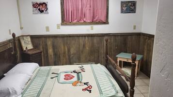 2 bedrooms, desk, WiFi