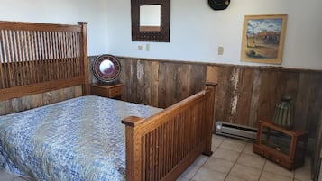 2 bedrooms, desk, WiFi