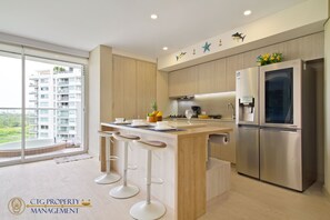 Refrigerador, microondas, horno y parrilla de estufa 