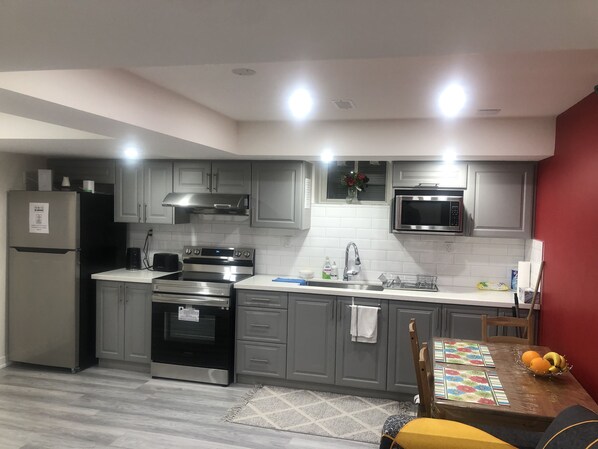 Kjøleskap, mikrobølgeovn, ovn og kokeplater