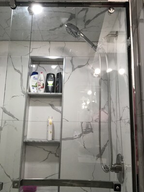 Dusj, håndklær, såpe og toalettpapir