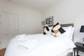 2 bedrooms, iron/ironing board, internet, bed sheets