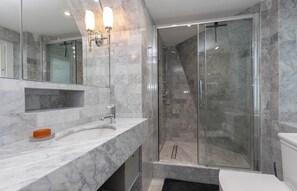 Douche, sèche-cheveux