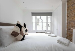 2 bedrooms, iron/ironing board, internet, bed sheets