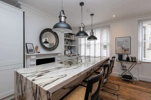 Interior - Incredibly Located Luxury 2BD Flat, Oxford Street (London)