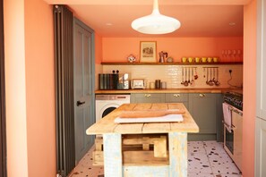 Full-sized fridge, microwave, oven, stovetop