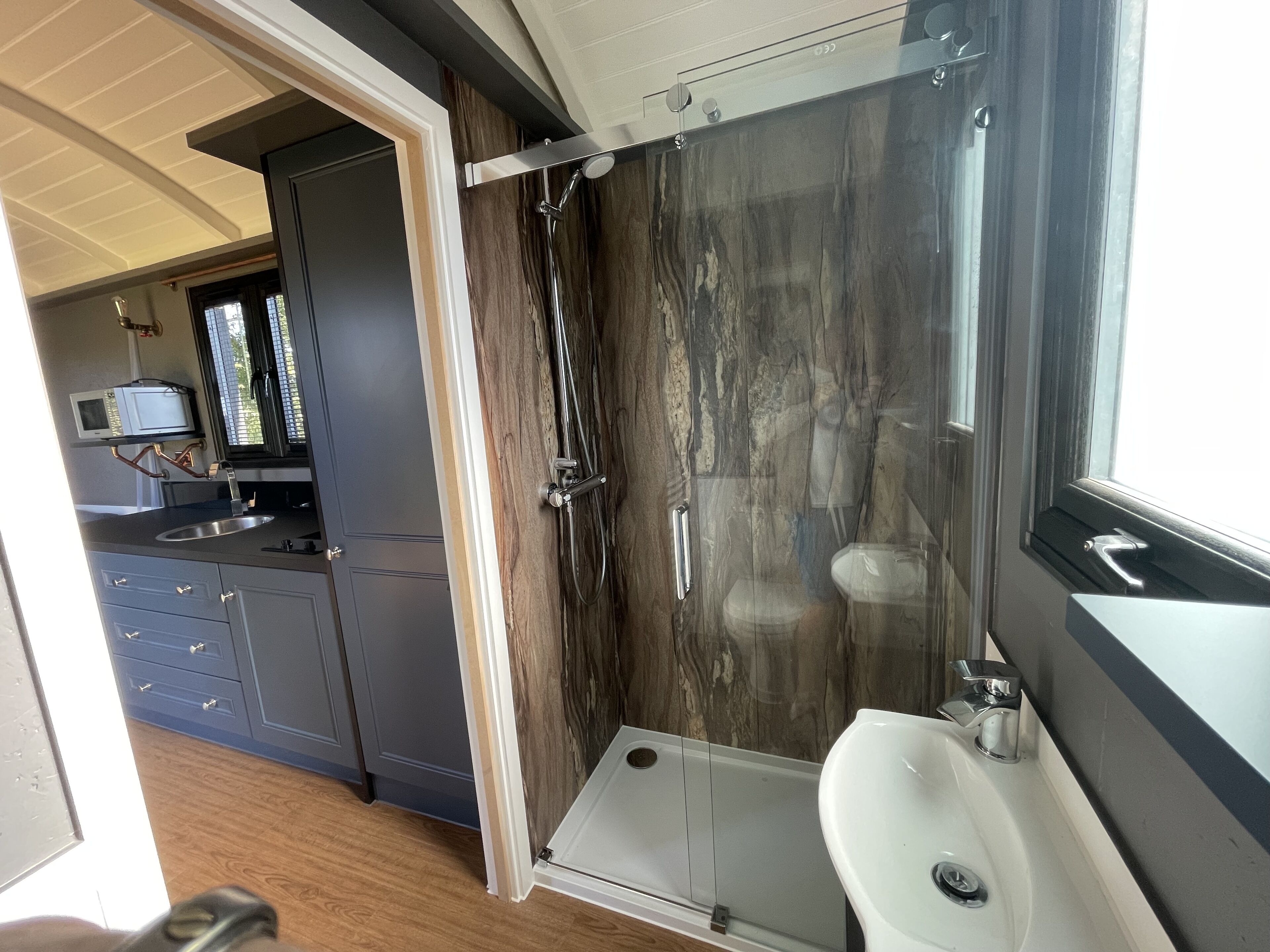 Luxury Shepherds hut overlooking stunning lake