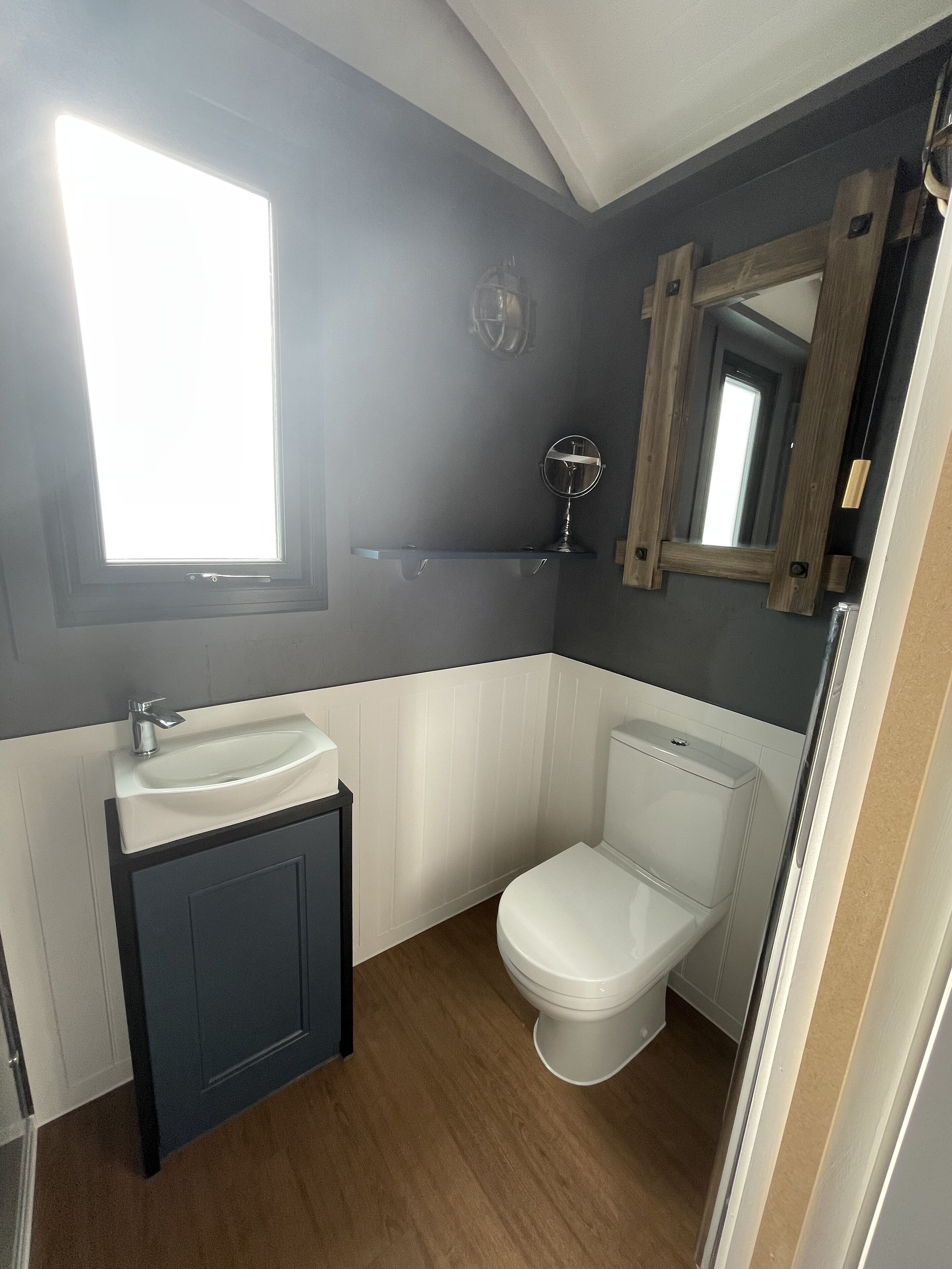 Luxury Shepherds hut overlooking stunning lake