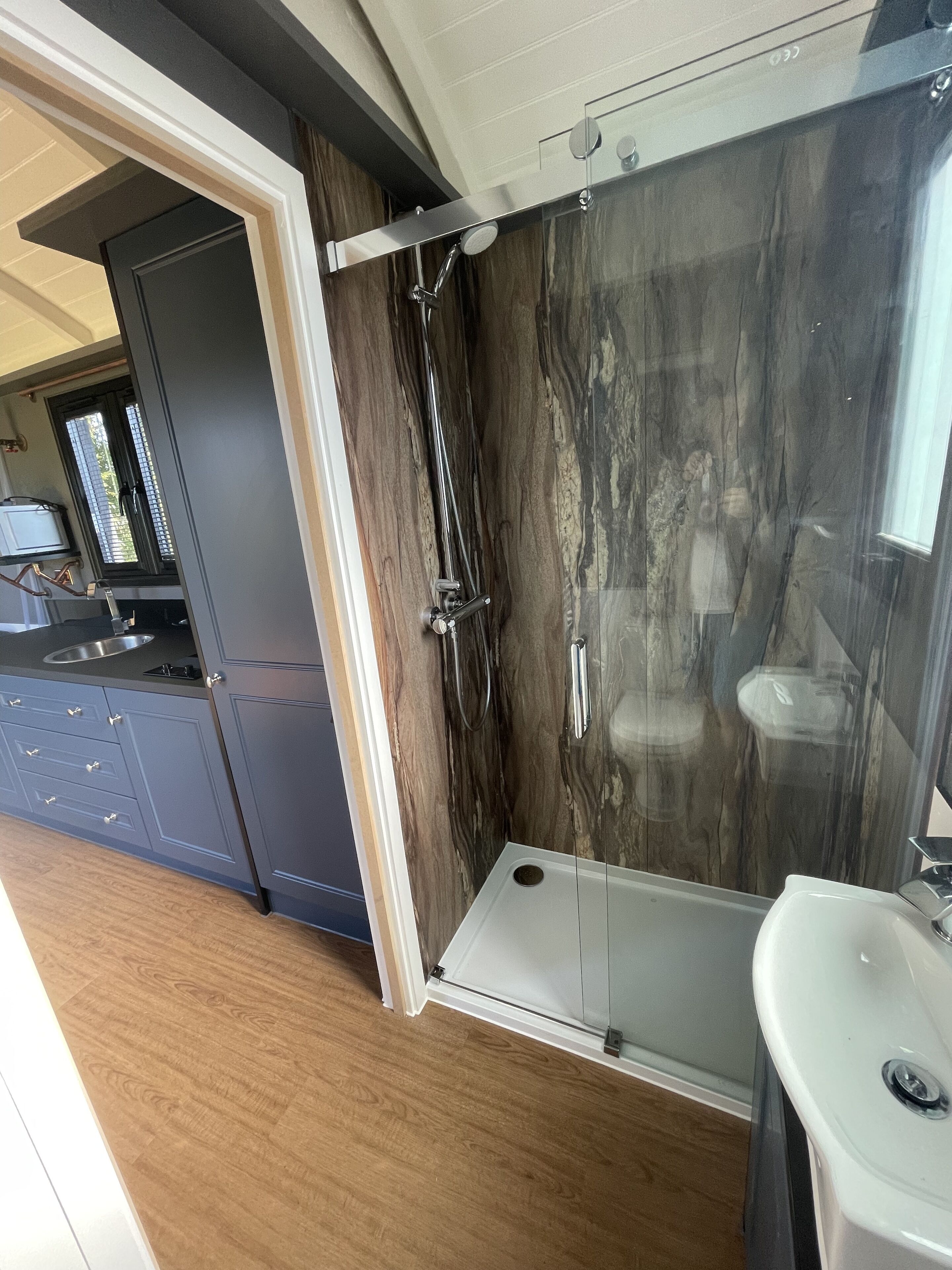 淋浴设施、吹风机、毛巾、肥皂