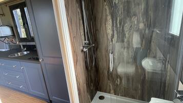 Douche, sĂšche-cheveux, serviettes fournies, savon