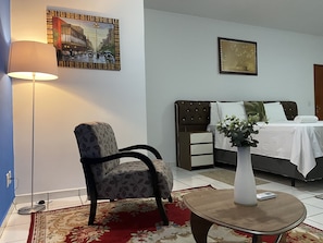 Phòng đôi Deluxe | Trang trí khác biệt, trang bị nội thất với thiết kế riêng biệt, bàn