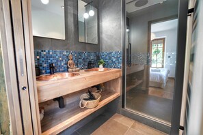 Dusche, Haartrockner, Handtücher, Seife
