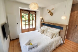 3 habitaciones, tabla de planchar con plancha y cuna de viaje 