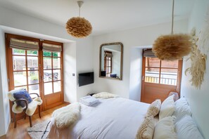 3 bedrooms, iron/ironing board, travel crib, free WiFi