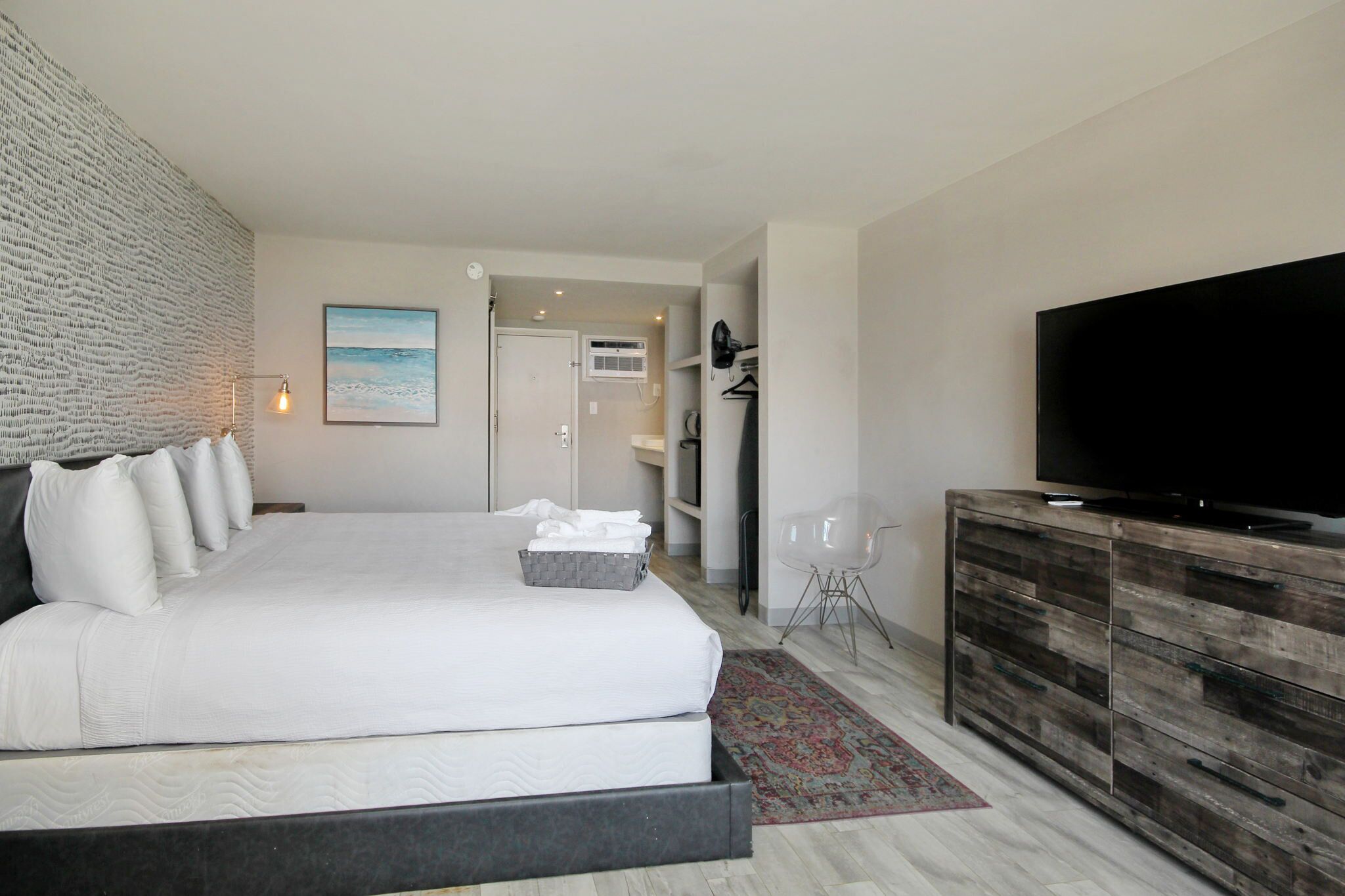 Unwind in Comfort: King Room with a Beautiful Pool View 114