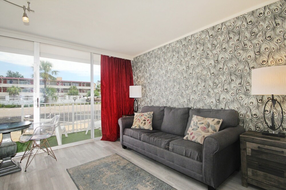 Relax and Unwind: Tranquil One Bedroom King Suite