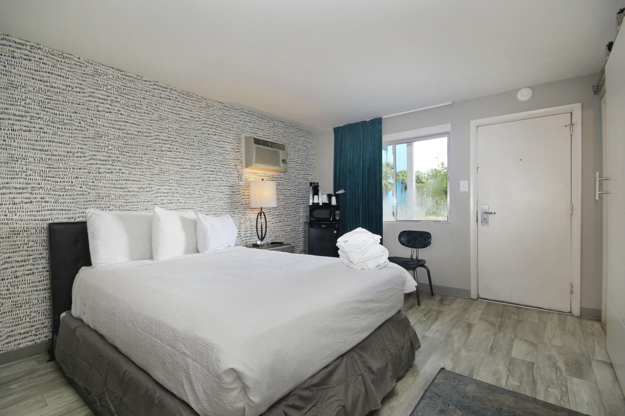 A Peaceful Retreat - Stay in our Serene Standard Queen Room