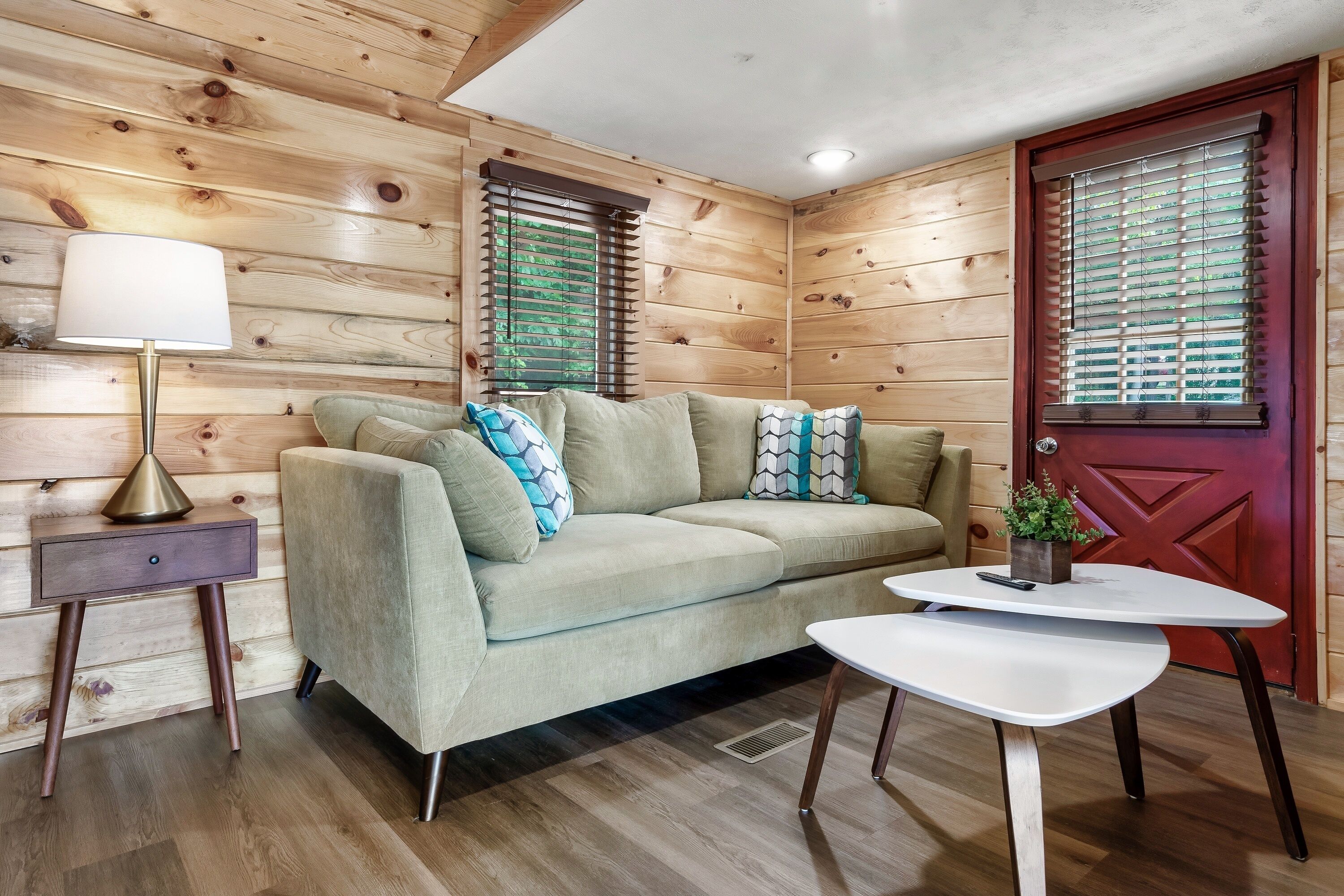 Cabin at Lakeside - Lake View / Mountain View / Hot Tub / Corn Hole / Fire Pit / WiFi