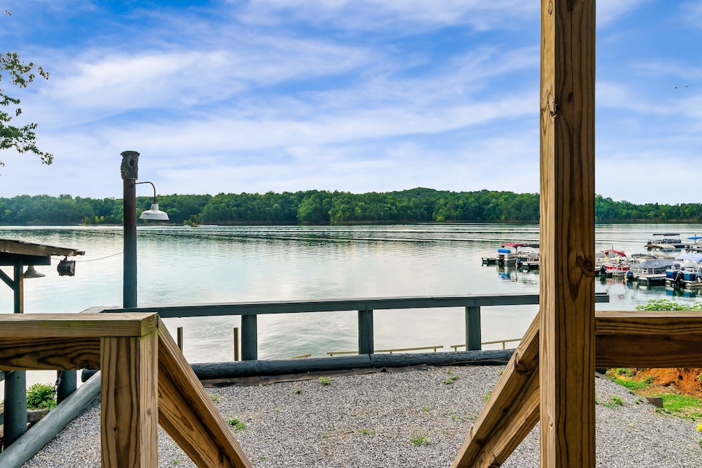 Cabin at Lakeside - Lake View / Mountain View / Hot Tub / Corn Hole / Fire Pit / WiFi