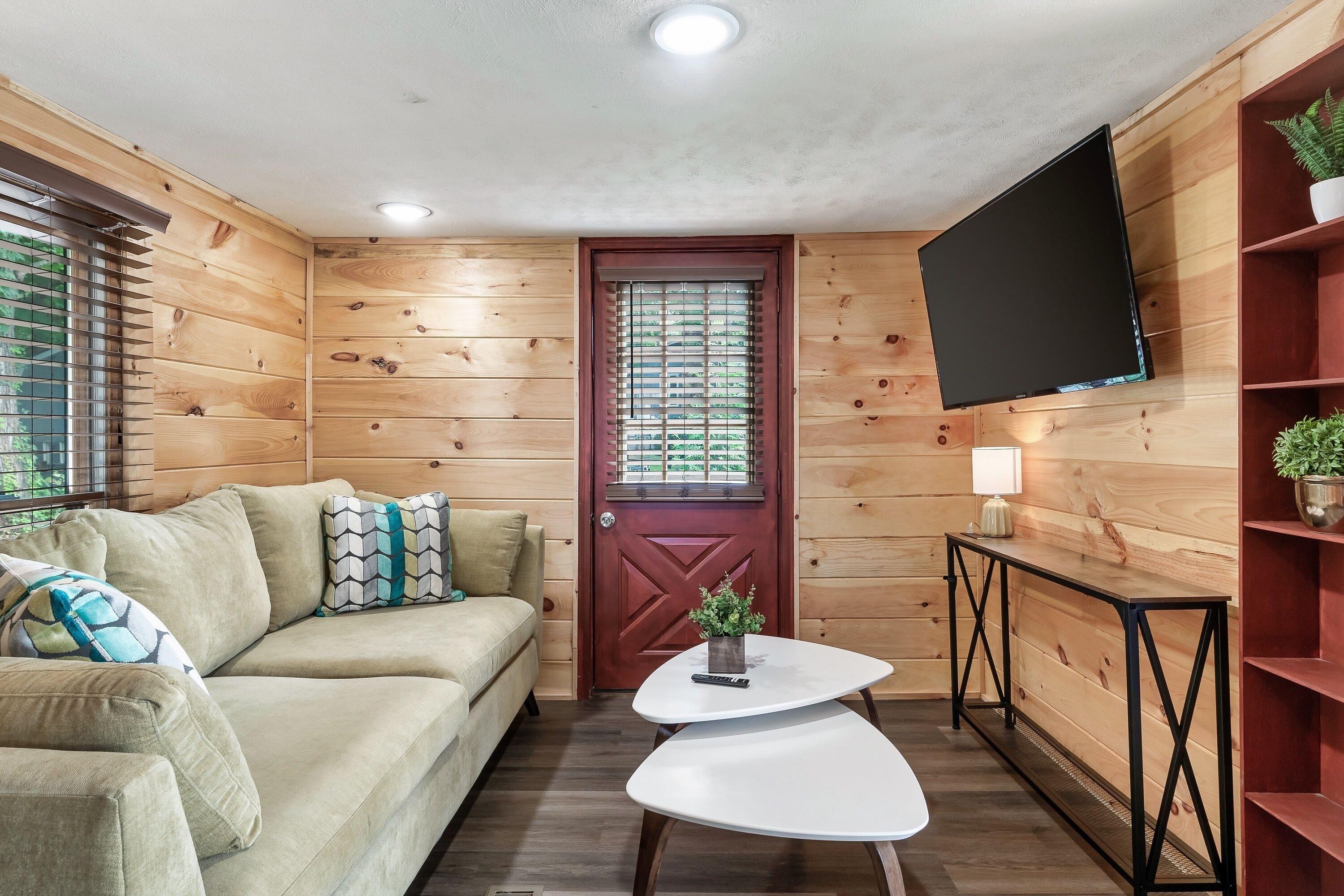 Cabin at Lakeside - Lake View / Mountain View / Hot Tub / Corn Hole / Fire Pit / WiFi