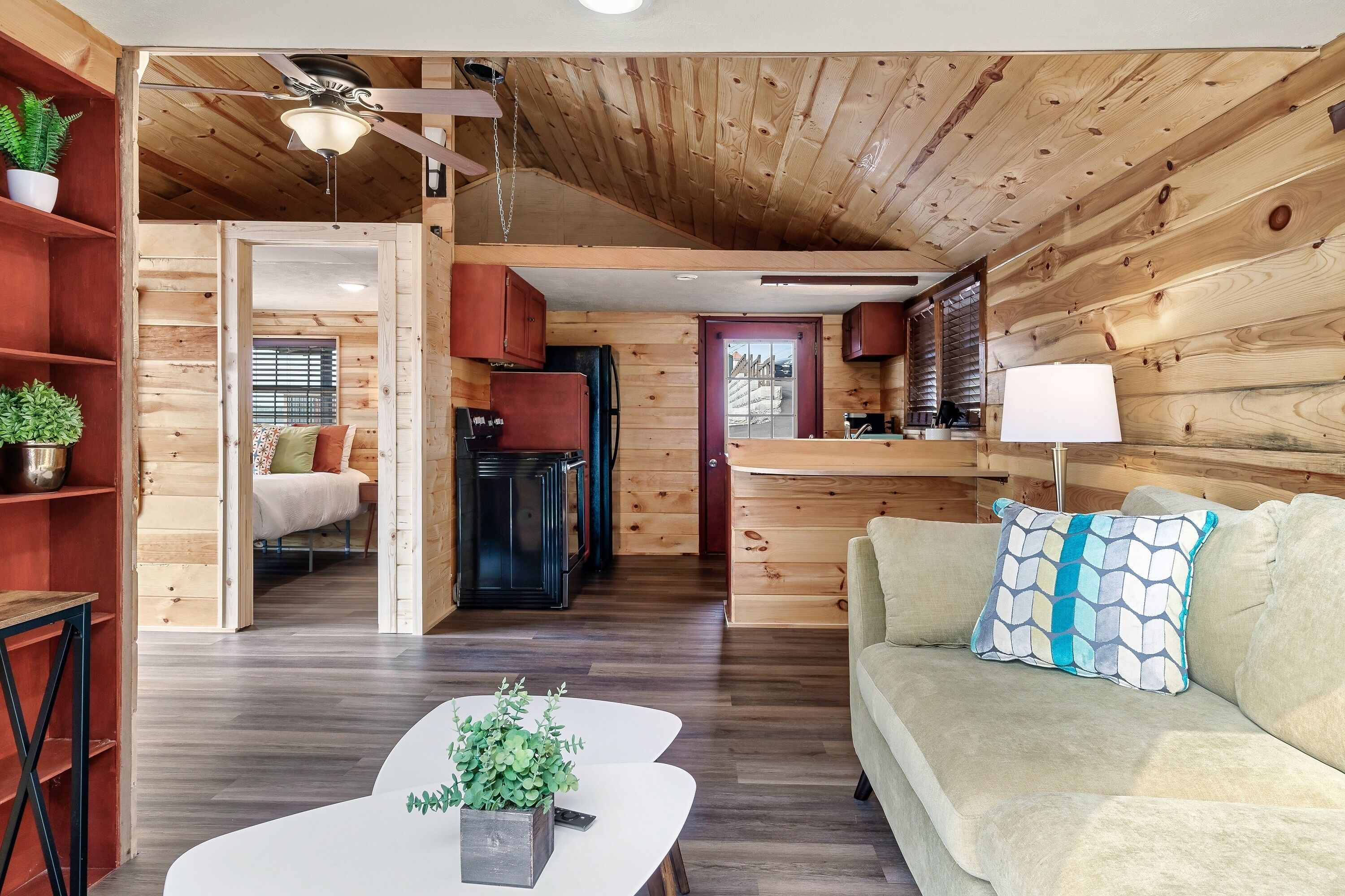 Cabin at Lakeside - Lake View / Mountain View / Hot Tub / Corn Hole / Fire Pit / WiFi