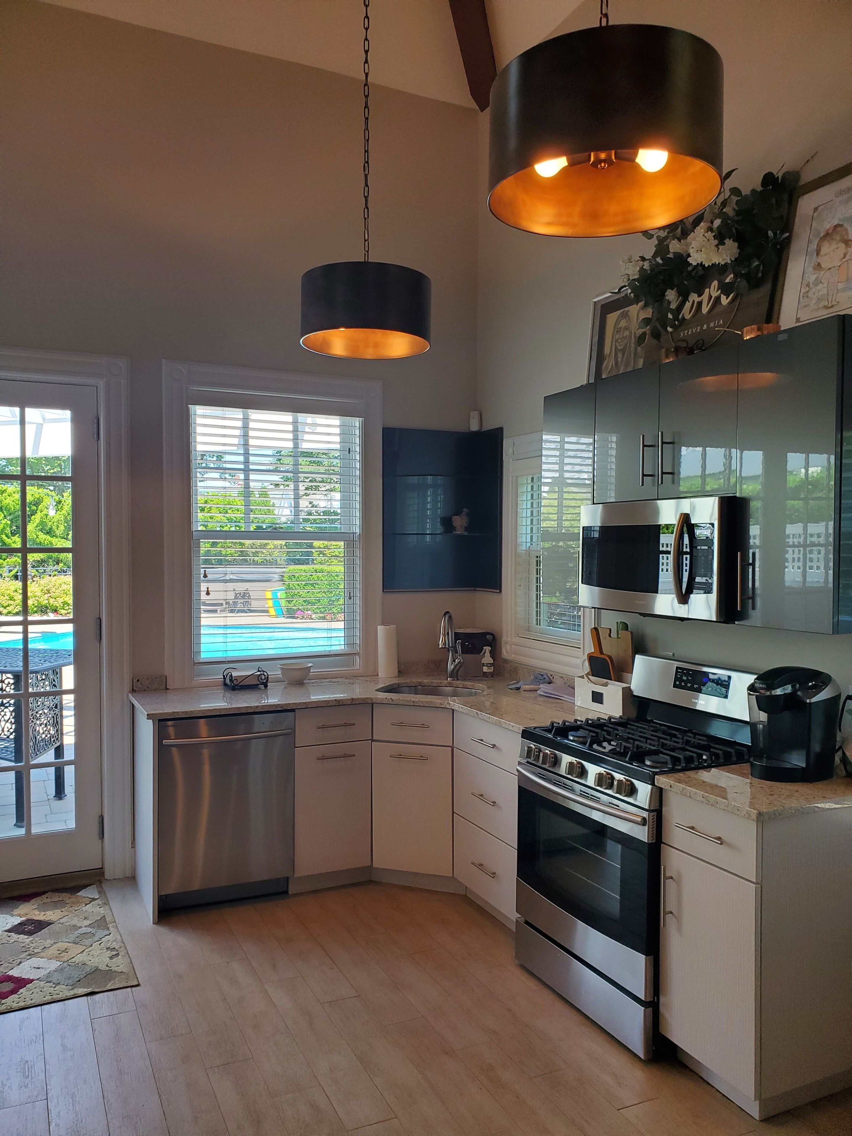 Private Pool House with Loft Arrangement Walking distance to town!