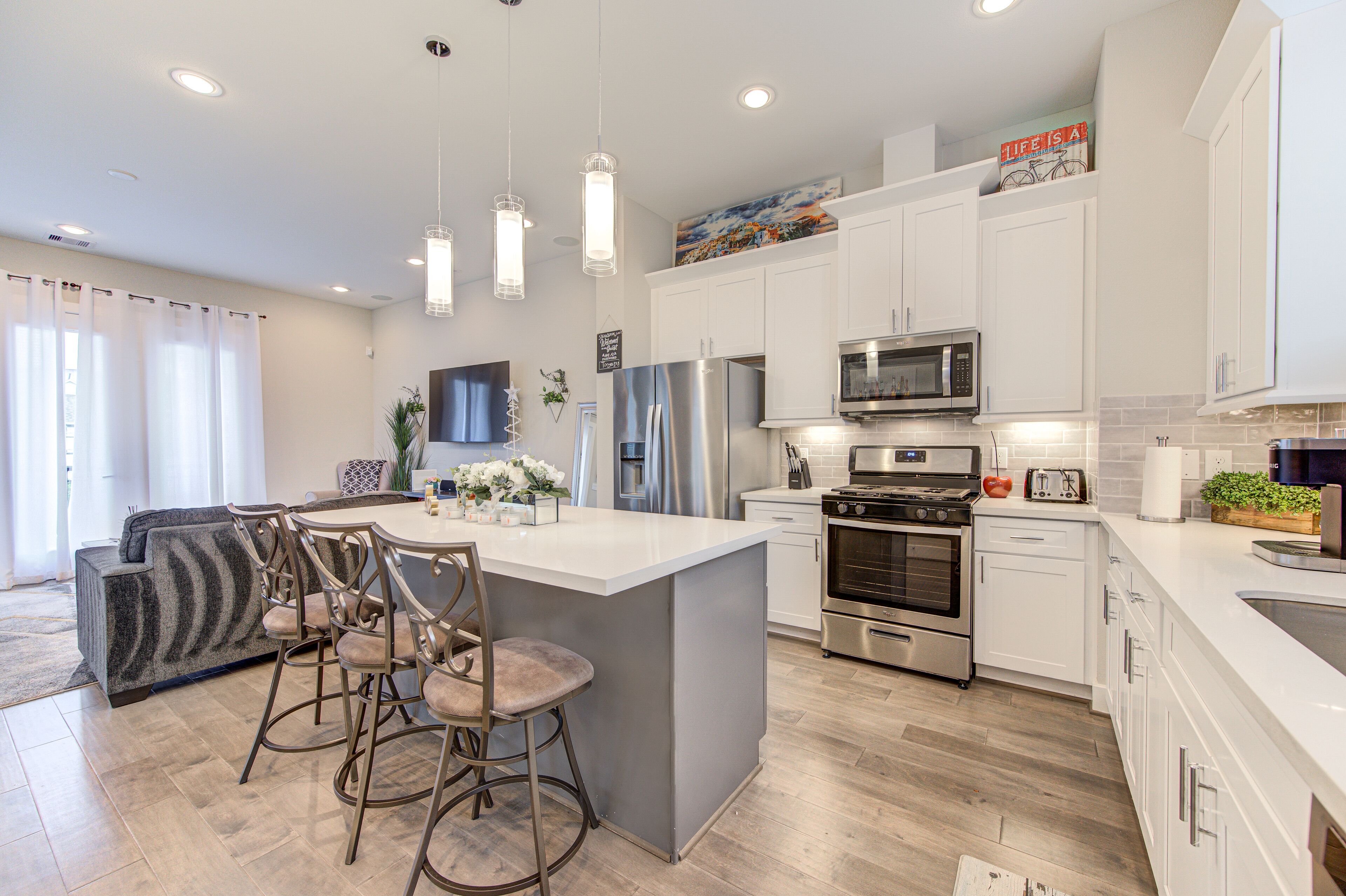 ثلاجة، ميكروويف، فرن، موقد طهي مسطح