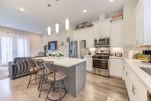 Frigorifero, microonde, forno, piano cottura