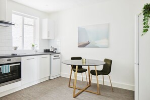 Een koelkast, een microgolfoven, een oven, een kookplaat