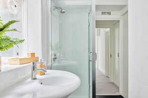 Shower, hair dryer, towels, soap - Luxury 1-bedroom apartment in Marylebone (London)