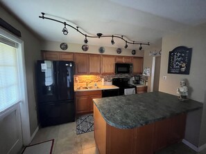 Fridge, microwave, oven, stovetop - Titusville Holiday Home (Titusville)