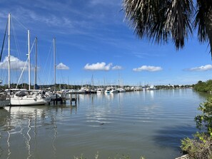 A marina with multiple sailboats docked at wooden piers. - Titusville Holiday Home (Titusville)