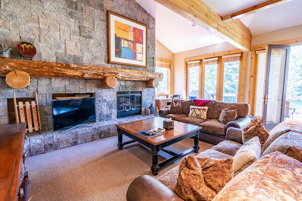 Smart TV, fireplace