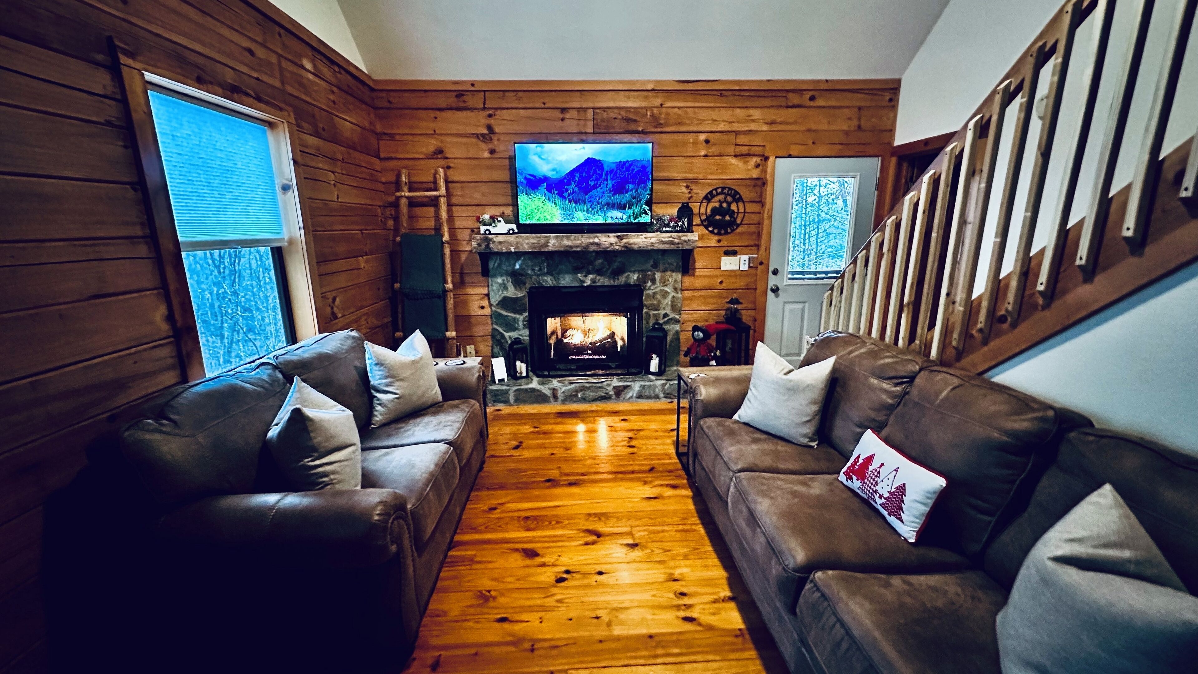  Log Cabin w-View 7min > Blairsville, HotTub,  Motorcycle Garage, FirePit & more