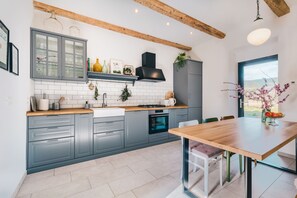 Jääkaappi, uuni, liesi, astianpesukone