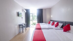 A hotel room with three beds, a desk, and a chair. - Hotel O iBC36 Business Stay (Kuching)