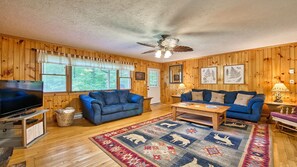 Smart TV, lareira, livros