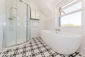 Shower, towels - Valhalla Schull Holiday Home (Schull)