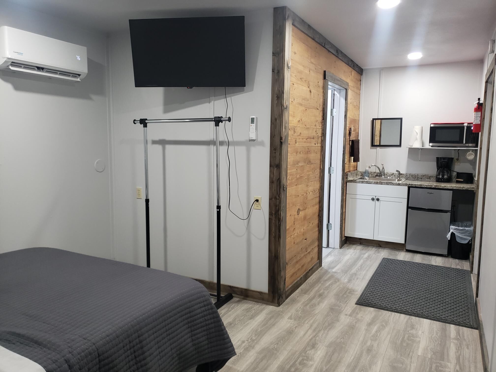 New mini-suite 2 with view of Santa Anna Mountain