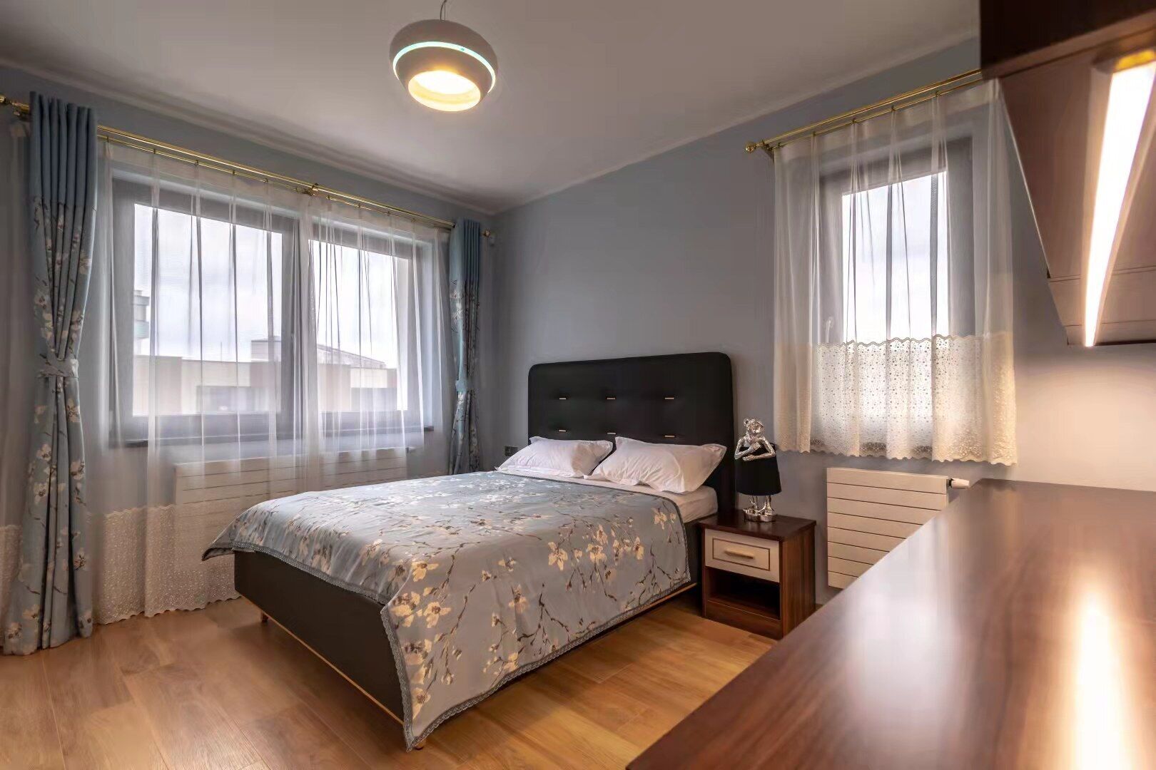 6 slaapkamers, een strijkplank/strijkijzer, wifi