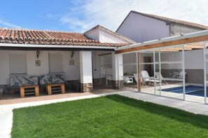 Indoor pool - Rural house with swimming pool to bathe all year round. (La Zarza)
