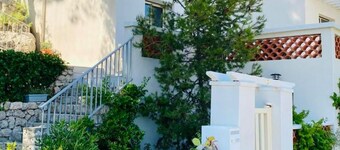 Magnificent villa facing the sea for 18 people