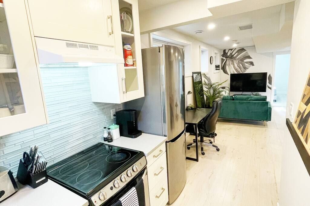 Entire Suite 2-BDRM Sleeps 6 w/Yard WiFi!