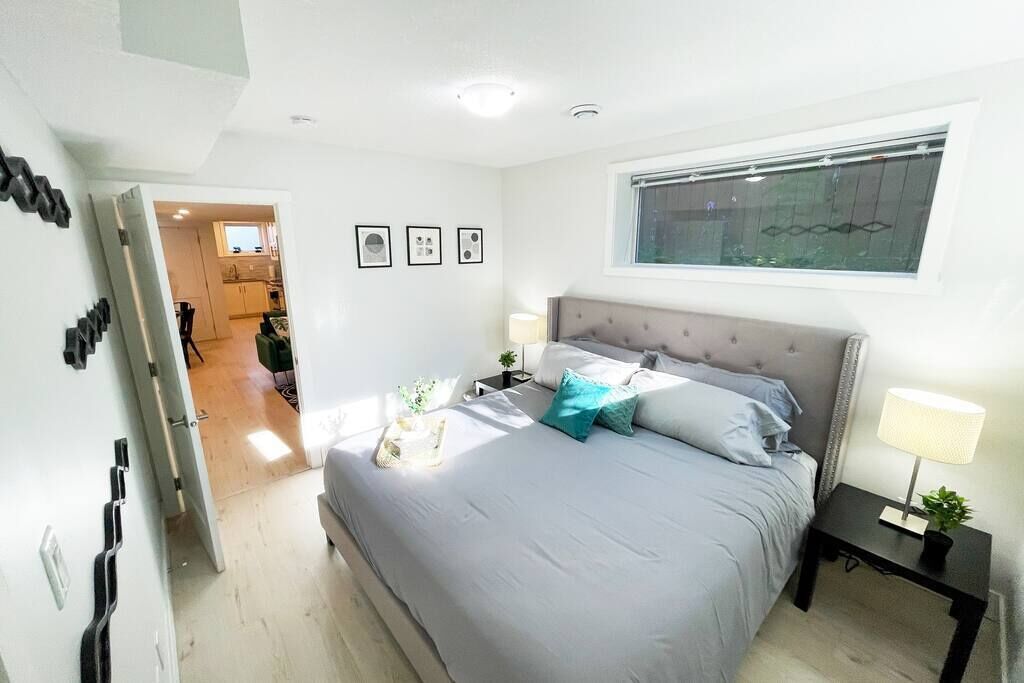 Entire Suite 2-BDRM Sleeps 6 w/Yard WiFi!